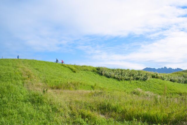 青空と、
輝くススキがきれいだった、
9/22の #草原ライド 。

これから、しばらくは、
緑とゴールドの草原を楽しめそうです。

お二人とも、
#マウンテンバイク 、
#ebike は初めてだったそうですが、

みるみる上達！

最後はこの坂も楽々でした🚲

遠くからお越しいただき、
ありがとうございました。

- - - - - - - - - - - - - - - - - - - - - - - - - - - - - - - - - -

草原内は、ガイド同伴の場合のみ入ることが許可されています。一般の方の立ち入りはご遠慮願います。

- - - - - - - - - - - - - - - - - - - - - - - - - - - - - - - - - -

#阿蘇 #阿蘇市 #阿蘇観光 #自転車 #自転車好きな人と繋がりたい #電動アシスト付き自転車 #町古閑牧野 #アクティビティ #アウトドア #阿蘇好きな人と繋がりたい #サイクリング #親子で #熊本 #熊本観光 #アウトドア #草原 #ガイドツアー #阿蘇山の良さを広め隊 #あそたん #あそたんガイドツアーズ #aso #igcjp #emtb #sdgs