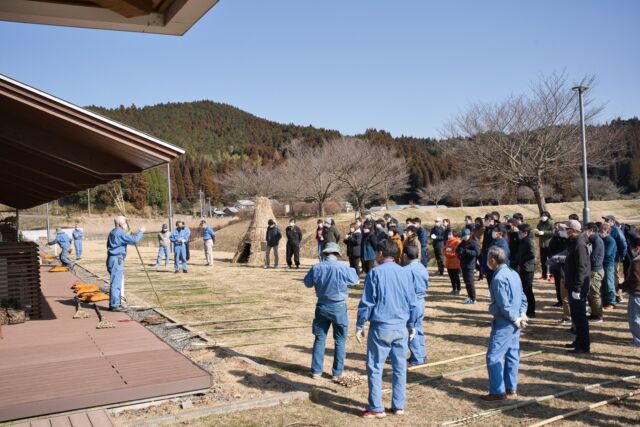 野焼き支援ボランティアの
初心者研修会に参加してきました。

主催は阿蘇グリーンストックさん。
(@asogreenstock )

60名以上の参加者さんと一緒に、

阿蘇の草原の大切さや、
安全に野焼きを行うための心得を学び、

その後、
火消し棒作りと、
ジェットシューターの使い方を練習しました。

ありがとうございました。

参加費は昼食込で1,000円／人。

興味がある方は、ぜひ来年、
参加してみてはいかがでしょう？

- - - - - - - - - - - - - - - - - - - - - - - - - - - - - - - - - -

#阿蘇 #阿蘇市 #草原 #野焼きボランティア #野焼き #阿蘇野焼き #阿蘇グリーンストック #アクティビティ #アウトドア #阿蘇好きな人と繋がりたい #親子で #家族で #熊本 #熊本観光  #牧野ガイド #ガイドツアー  #阿蘇山の良さを広め隊  #阿蘇写真部 #あそたん #あそたんガイドツアーズ #aso #asostagram #my_aso #sdgs