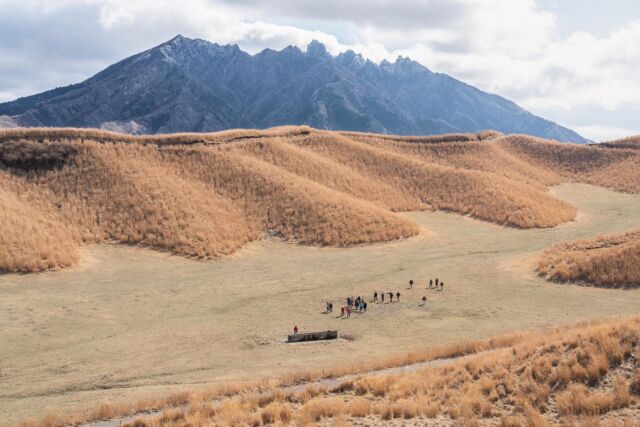 #クラブツーリズム さんの
#トレッキングツアー を

定期的にご案内しています🚶‍♀️

今年2月のツアー時の写真です。

ここは、5月から11月の間、
実際に牛馬が放牧されている牧区。

牛さん馬さんになったつもりで、
のんびりと散策しています🐂🐎

もちろん、入牧前には、
石灰で靴底を消毒！

草原の観光利用を、
積極的に受け入れてくださっている牧野は、
まだまだ少なく、

現役の放牧地を歩ける
珍しいツアーとなっています。

- - - - - - - - - - - - - - - - - - - - - - - - - - - - - - - - - -

草原立入はガイド同伴ツアー時のみ。
一般の方の立入はご遠慮願います。

- - - - - - - - - - - - - - - - - - - - - - - - - - - - - - - - - - 

#阿蘇 #阿蘇市 #阿蘇観光 #阿蘇五岳 #草原トレッキング #トレッキング #トレッキング好きな人と繋がりたい #トレッキング初心者 #町古閑牧野 #アクティビティ #アウトドア #阿蘇好きな人と繋がりたい #親子で #家族で #熊本 #熊本観光 #草原 #牧野ガイド #ガイドツアー  #阿蘇山の良さを広め隊  #あそたん #あそたんガイドツアーズ #aso #sdgs