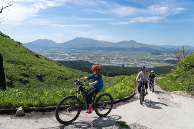 上級者コースの
「大観の森・蛇の道ライド」。

けっこう急な登りで、
ebikeでも息が上がります。

逆に、くだる時は、
ブレーキの連続で、握力がなくなります。

マウンテンバイク経験者や、
ふだんアクティブに運動されてる方に
ぴったりのコースです！

- - - - - - - - - - - - - - - - - - - - - - - - - - - - - - - - - -

大観の森と蛇の道への立入は、許可を得たガイド同伴ツアーのみ。私有地のため、一般の方の立入はご遠慮願います。

- - - - - - - - - - - - - - - - - - - - - - - - - - - - - - - - - -

@higobank 
@aigokikin 
#阿蘇 #阿蘇市 #阿蘇観光 #牧野ライド #大観の森 #蛇の道 #阿蘇五岳 #自転車 #自転車好きな人と繋がりたい #電動アシスト付き自転車 #アクティビティ #阿蘇好きな人と繋がりたい #サイクリング #熊本 #熊本観光 #アウトドア #草原 #牧野ガイド #ガイドツアー #阿蘇山の良さを広め隊 #あそたん #あそたんガイドツアーズ #aso #igcjp #ebike #emtb #sdgs
