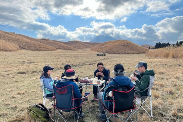 ただいま公式では冬季休業中なんですが、
ぼちぼちとツアーを開催しています。

この日は、東海大学の教授率いる、
阿蘇エコツーリズムのモニターツアー。

環境省・熊本県・阿蘇市の職員さんにもご参加いただき、

冬の草原トレッキングと、
草原カフェを楽しみました😊

今日のおやつは、後藤饅頭の
あんぱんと、芋リンゴ万十とたかな万十。

意外に、
芋リンゴは食べたことないという参加者さんが多く、
いちばん人気でした♪

地元ならではの自然や文化、

そして何よりも、
この環境と長いこと共生してきた地元の方々の暮らし、

そういう魅力を五感で感じられる、
ココにしかないツアーを目指して、

今年も試行錯誤やっていきたいなと思っています。

あそたんだけでは到底、不可能なツアーです。

地元の方々を始め、こうやって、
阿蘇の牧野というフィールドを観光に結び付けるために、
たくさんの方々がご尽力いただいているおかげで、

牧野ガイドとして活動できる場を与えられているのだと、
改めて感謝の思いでいっぱいになりました。

これからもどうぞよろしくお願いいたします。

- - - - - - - - - - - - - - - - - - - - - - - - - - - - - - - - - -

草原立入はガイド同伴ツアー時のみ。
一般の方の立入はご遠慮願います。

- - - - - - - - - - - - - - - - - - - - - - - - - - - - - - - - - - 

#阿蘇 #阿蘇市 #阿蘇観光 #エコツーリズム #牧野ライド #草原ライド #草原トレッキング #自転車 #自転車好きな人と繋がりたい #マウンテンバイク #トレッキング #電動アシスト付き自転車 #町古閑牧野 #アクティビティ #アウトドア #阿蘇好きな人と繋がりたい #サイクリング #熊本 #熊本観光 #草原 #牧野ガイド #ガイドツアー  #阿蘇山の良さを広め隊  #あそたん #あそたんガイドツアーズ #aso #igcjp #ebike #emtb #sdgs